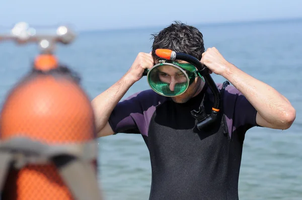 Preparing for a scuba dive — Stock Photo, Image