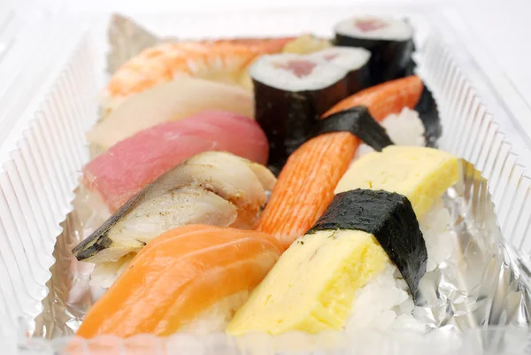 Sushi in scatola di plastica, Cibo per portare a casa — Foto Stock
