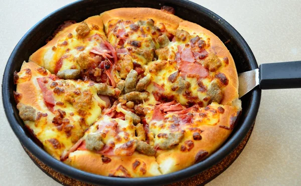 Pizza in vassoio caldo — Foto Stock