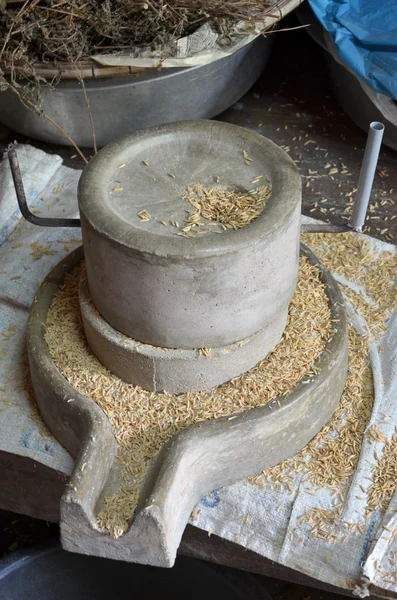 Mlýnský kámen pro frézování neloupané rýže — Stock fotografie