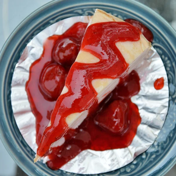 Gâteau de colza à la sauce aux fraises — Photo