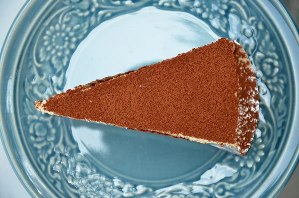 Tarta de tiramisú en el plato azul — Foto de Stock