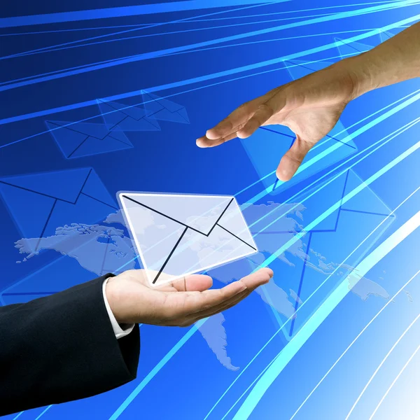 Atendimento ao cliente enviar correio para o cliente — Fotografia de Stock