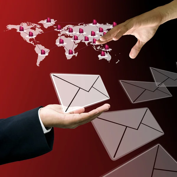 Biznesmen wysłać mail do klienta — Zdjęcie stockowe