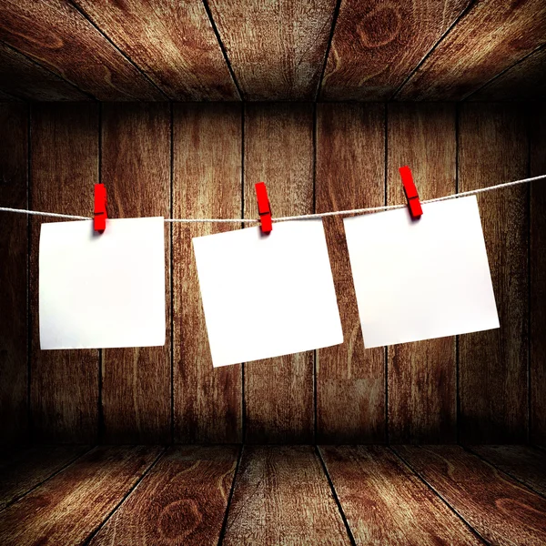 Blank note paper hanging on rope in wooden box — Stock Photo, Image