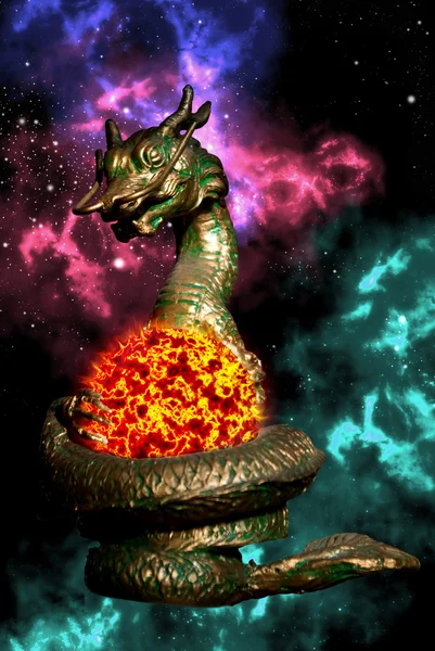 Dragon staty rullade solen med orion i område — Stockfoto
