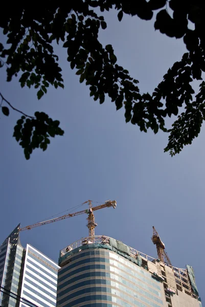 Kran auf dem Dach des Gebäudes für den Bau — Stockfoto