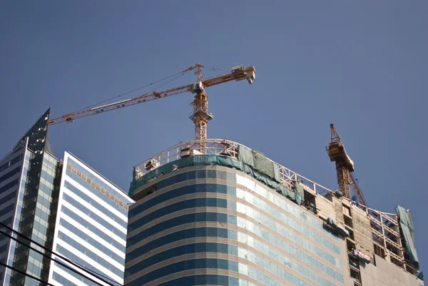 Kran auf dem Dach des Gebäudes für den Bau — Stockfoto