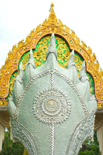 Талисман на спине статуи Будды — стоковое фото