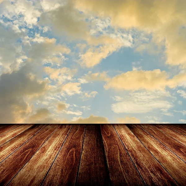 Bonito suelo de madera con cielo al atardecer — Foto de Stock