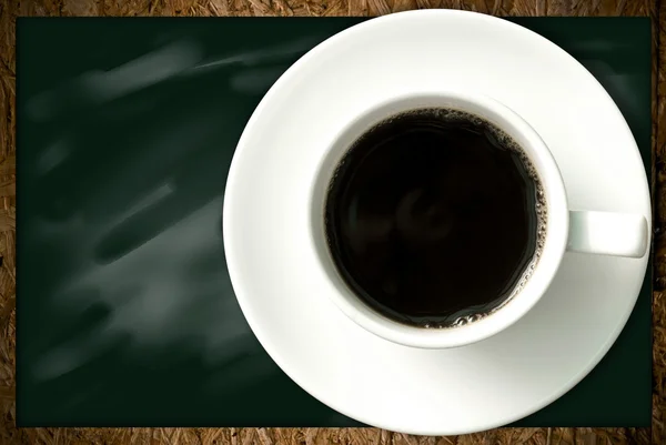 Šálek kávy na tabuli pozadí, coffee shop koncept — Stock fotografie