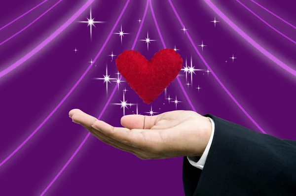 Matchmaker's hand med hjärta i handdatorn — Stockfoto