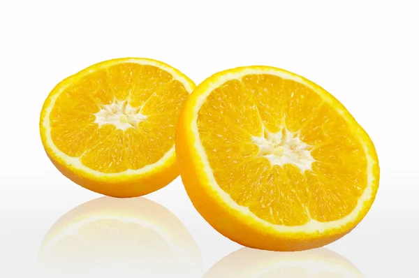 Апельсин нарезанный на белом фоне — стоковое фото