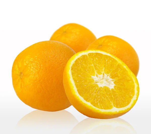 Orange in Scheiben geschnitten isoliert — Stockfoto