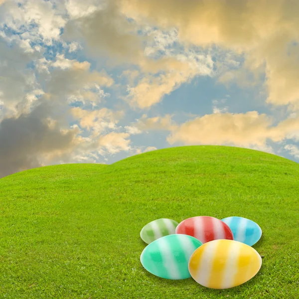 Telur Paskah di padang rumput dengan latar langit — Stok Foto