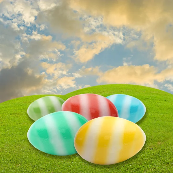 Çayırda gökyüzü arka plan Paskalya yortusu yumurta — Stok fotoğraf