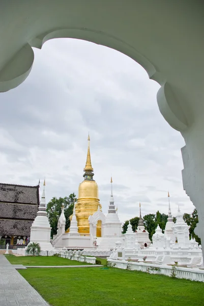 Złota pagoda w świątyni buddyjskiej — Zdjęcie stockowe