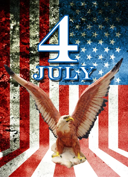 4 de julio y estatua de águila con fondo de bandera estadounidense — Foto de Stock