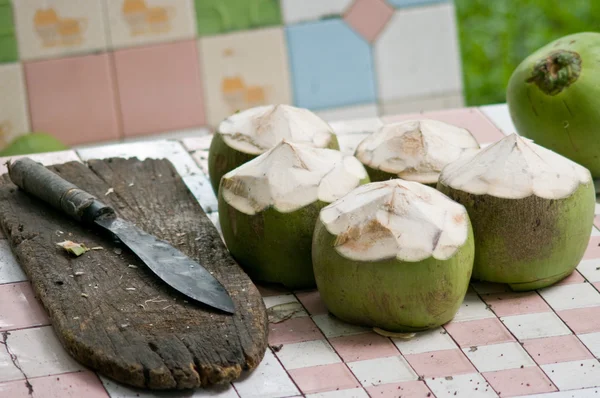 Kokosnöt med kniv — Stockfoto