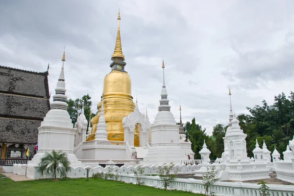 Pagoda dorada en templo Buddhist — Foto de Stock