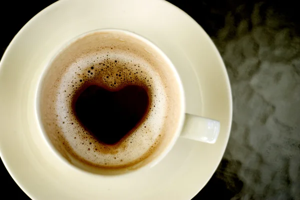 Σχήμα καρδιάς μέσα φλιτζάνι ζεστό καφέ — Φωτογραφία Αρχείου