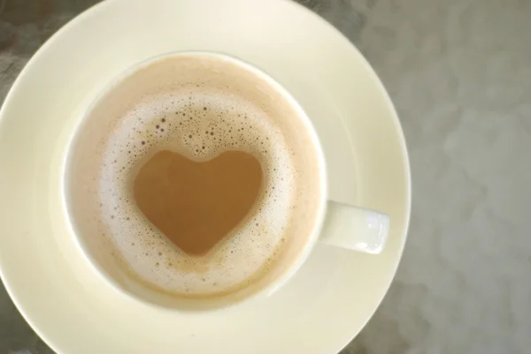 Chocolat chaud au lait, forme de coeur à l'intérieur tasse — Photo