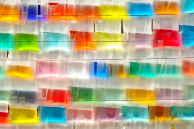 plastik torba ile renkli su