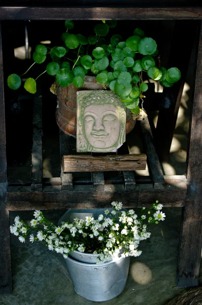Διακοσμητική τέχνη του Βούδα στο ξύλινο τραπέζι — Φωτογραφία Αρχείου