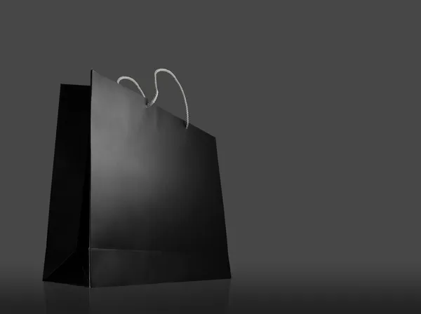 Глазурь торговый мешок на черном фоне — стоковое фото