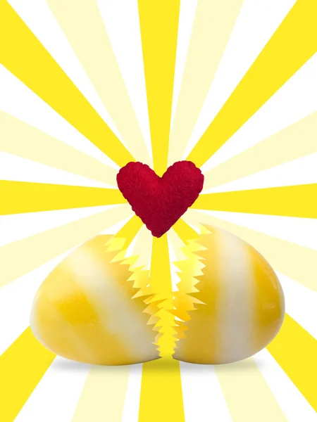 Пасхальное яйцо с красным сердцем внутри — стоковое фото
