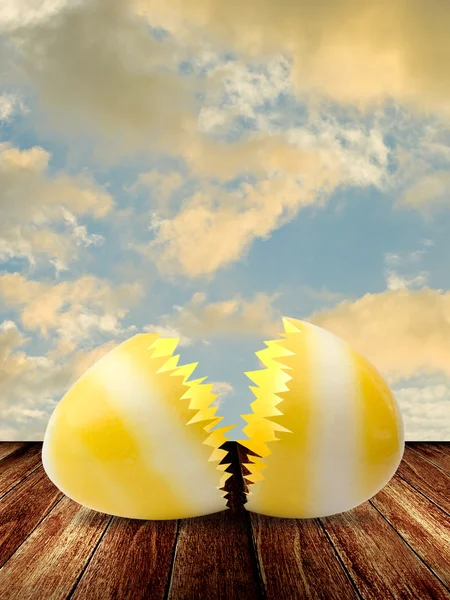 Разбитое пасхальное яйцо на деревянном столе — стоковое фото