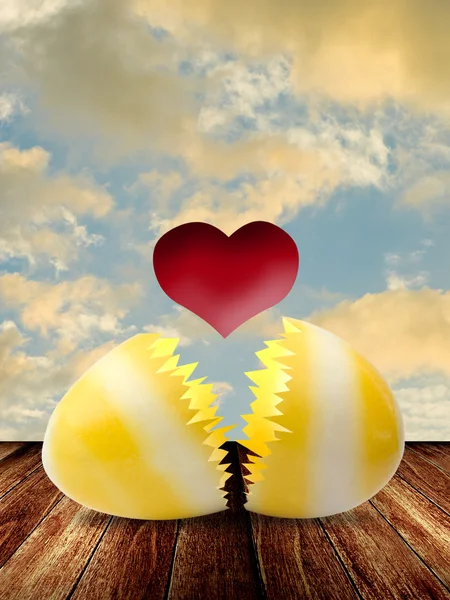Ahşap masa üstünde Paskalya yumurta içinde kırmızı kalp — Stok fotoğraf