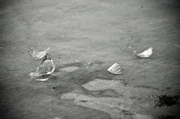 Разбитые стекла на земле — стоковое фото