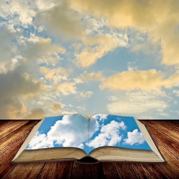 Libro abierto al cielo azul —  Fotos de Stock