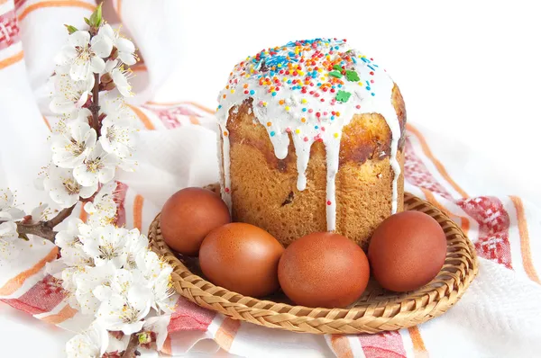 Torta di Pasqua e uova rosse — Foto Stock