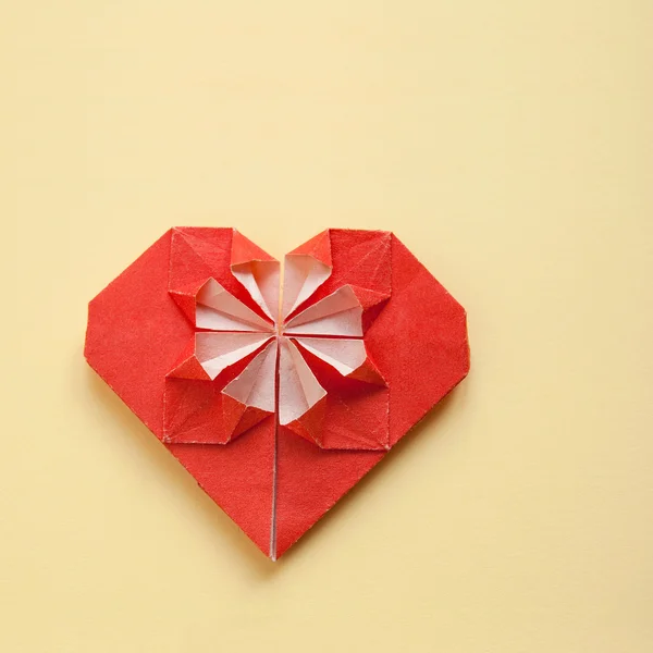 Червоне серце на картці жовтого паперу орігамі — стокове фото