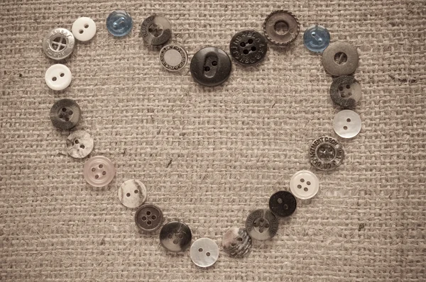 Botões vintage dispostos em forma de coração — Fotografia de Stock