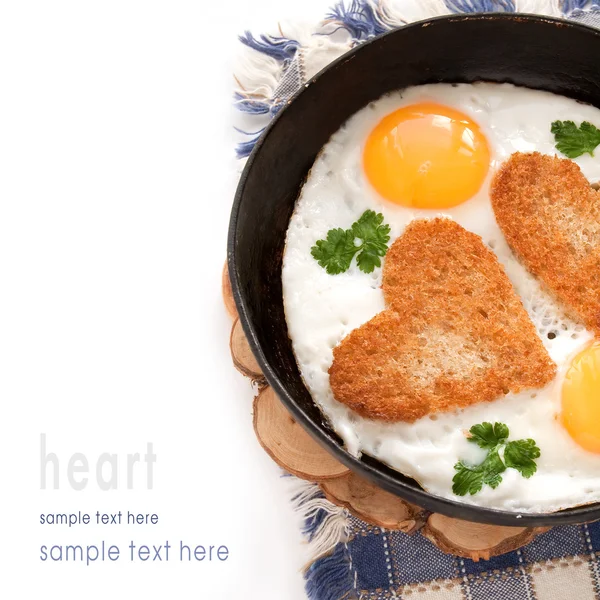 Sahanda yumurta ile bir kalp şeklinde ekmek dilimleri — Stok fotoğraf