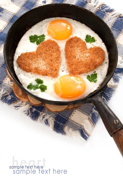Sahanda yumurta ile bir kalp şeklinde ekmek dilimleri — Stok fotoğraf