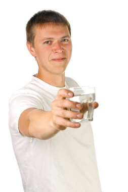 genç adam bir bardak su vererek