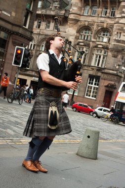 Edinburgh street bagpiper clipart