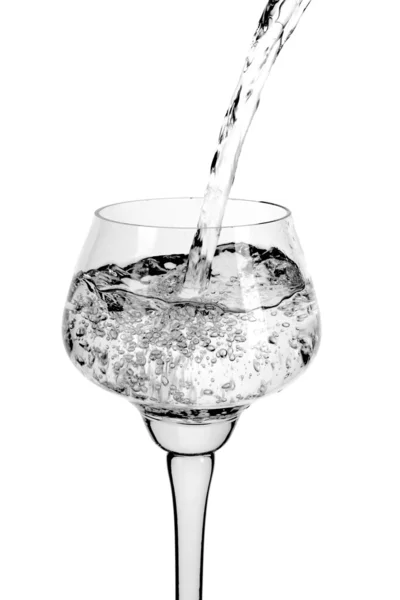 Świeżej wody rozlana jest w szklanych — Zdjęcie stockowe