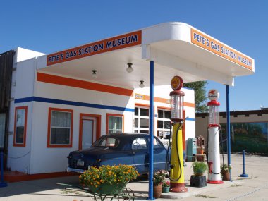Pete's Gas station museum clipart