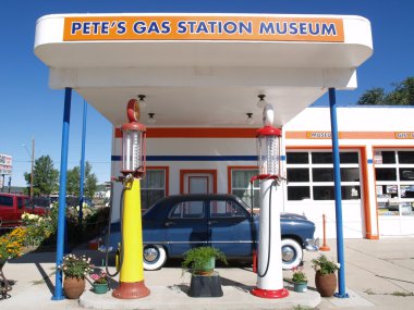 Pete's Gas station museum clipart