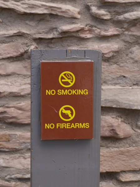 Tilos a dohányzás és a lőfegyverek jele — Stock Fotó