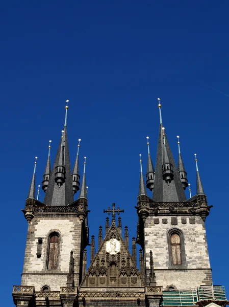Богоматерь перед Тынским собором в Праге — стоковое фото