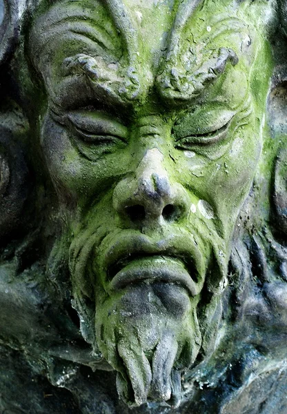 Escultura facial de un hombre aterrador — Foto de Stock