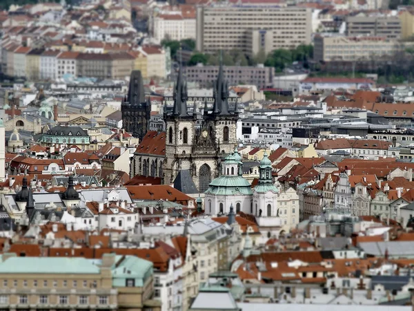 Ciudad de Praga desde arriba (hecho con tecnología de cambio de inclinación ) —  Fotos de Stock