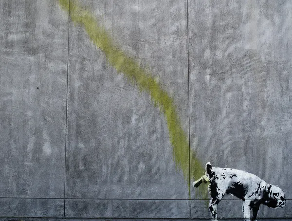 Original Banksy grafitti em uma parede (Mijando cão ) — Fotografia de Stock