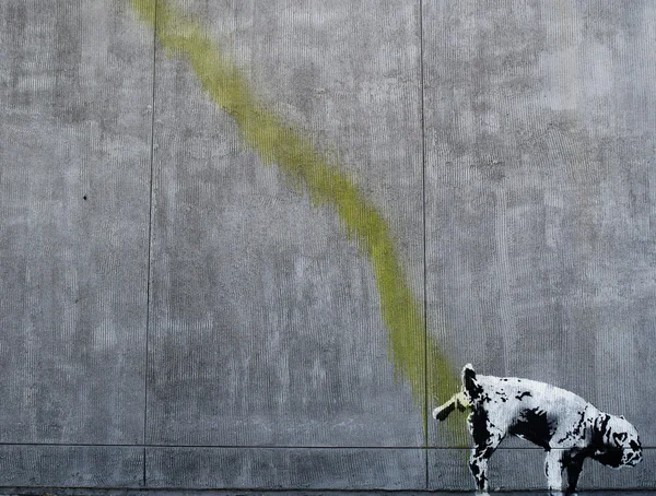 Original Banksy grafitti em uma parede (Mijando cão ) Fotos De Bancos De Imagens